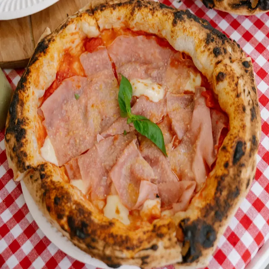 Neapolská pizza s prosciutto cotto a bazalkou, pohled shora