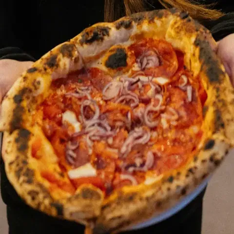 Pizza Piccante s pikantním salámem spianata a červenou cibulí